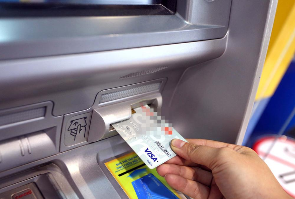 Cho thẻ tín dụng vào khe đọc thẻ cây ATM để rút tiền