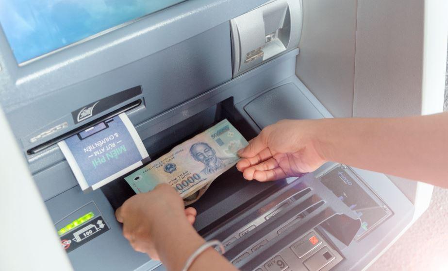 Khách hàng nạp tiền vào tài khoản bằng cây ATM